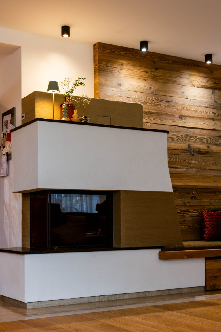Wohnbereich mit Ofen und Holzverkleidung