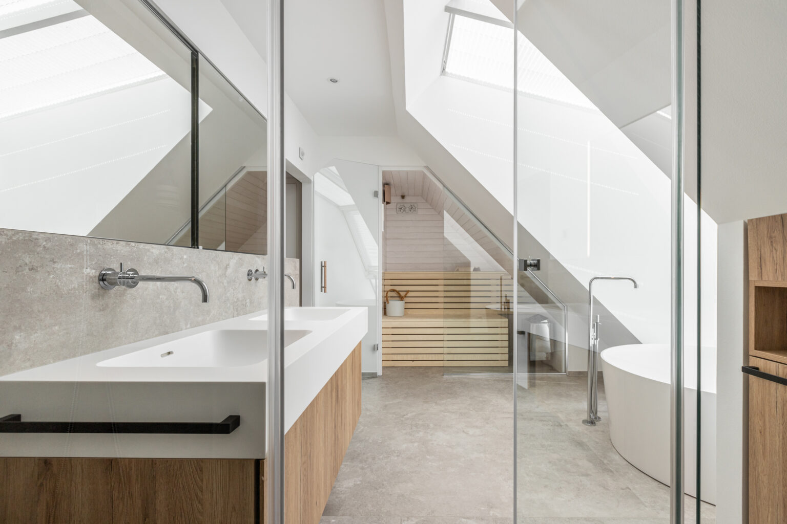 Badezimmer unter der Dachschräge mit Glasdusche