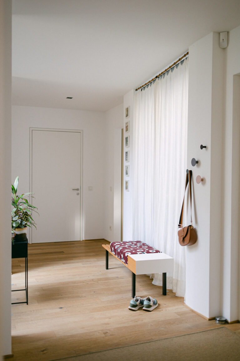 Vorraum mit gepolsterter Sitzbank und Garderobe