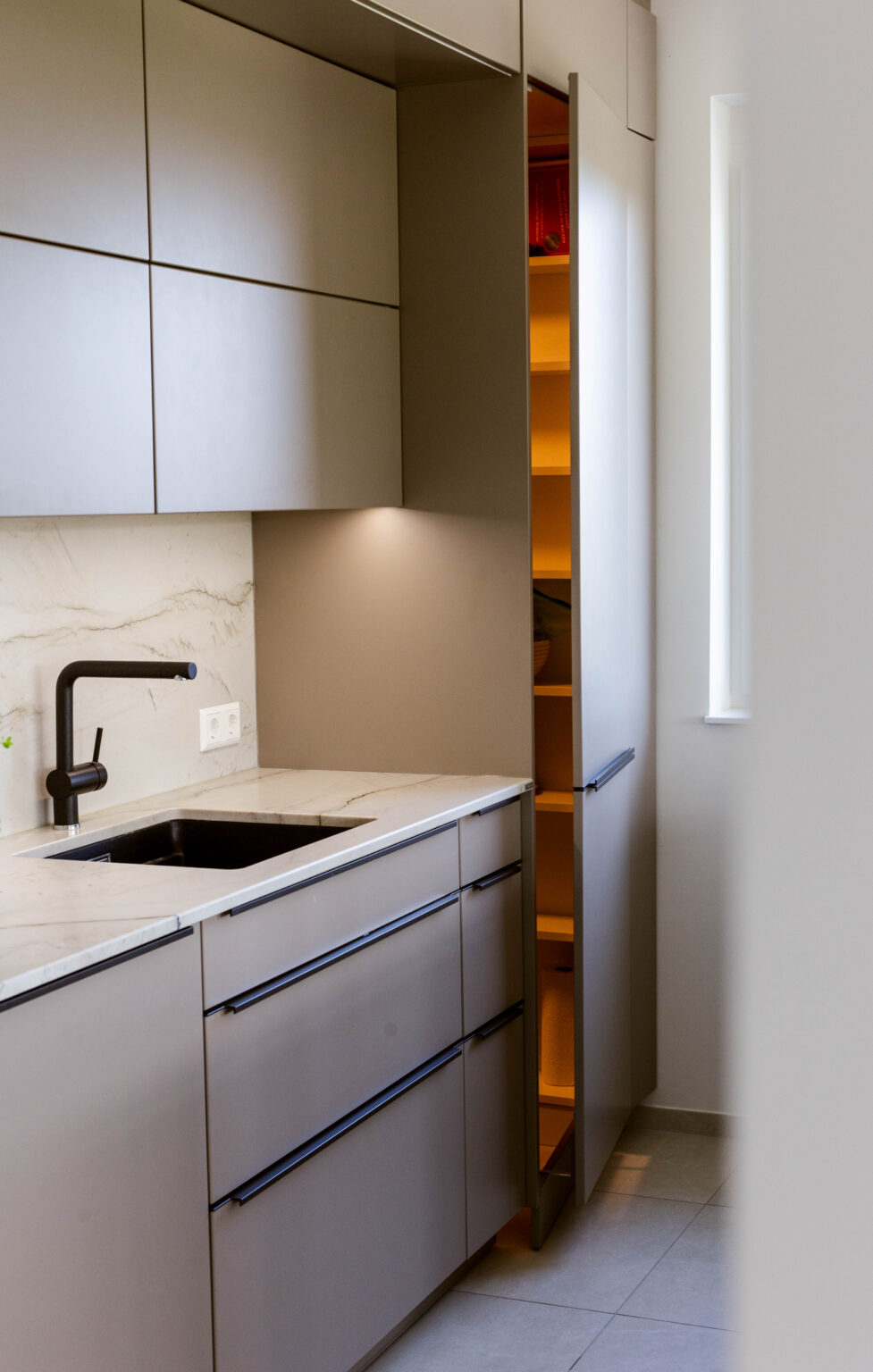 Graue Küchenfronten mit Spüle und Hochschrank
