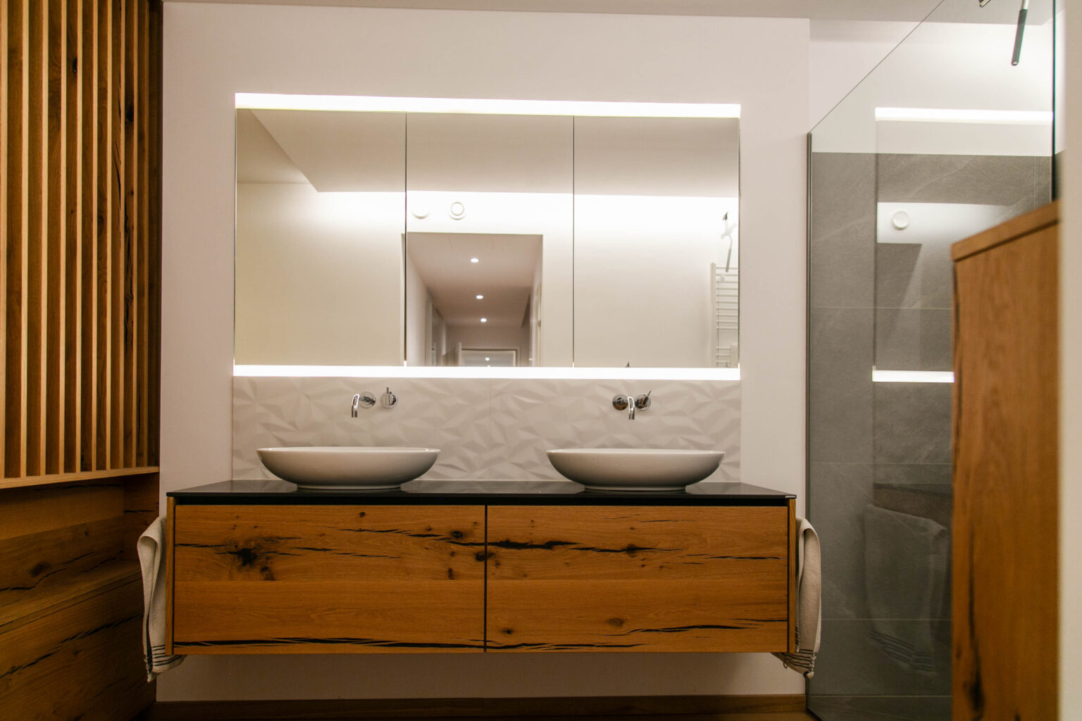 Waschtisch aus Eiche mit zwei Becken und Spiegelschrank
