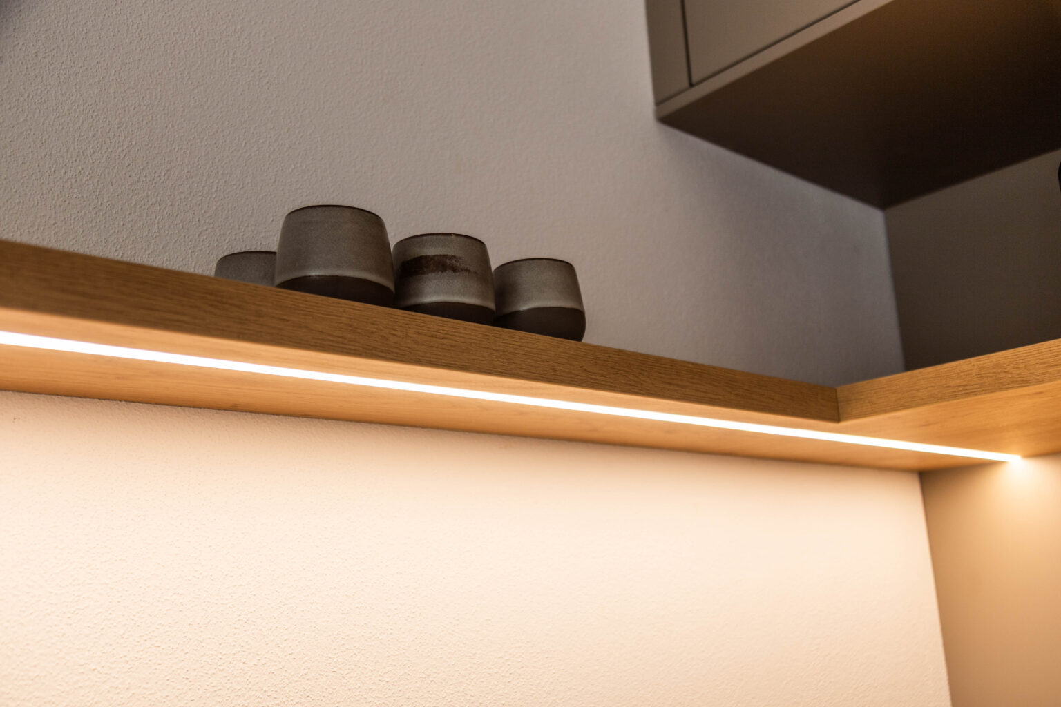 Wandregal mit indirekter LED-Beleuchtung
