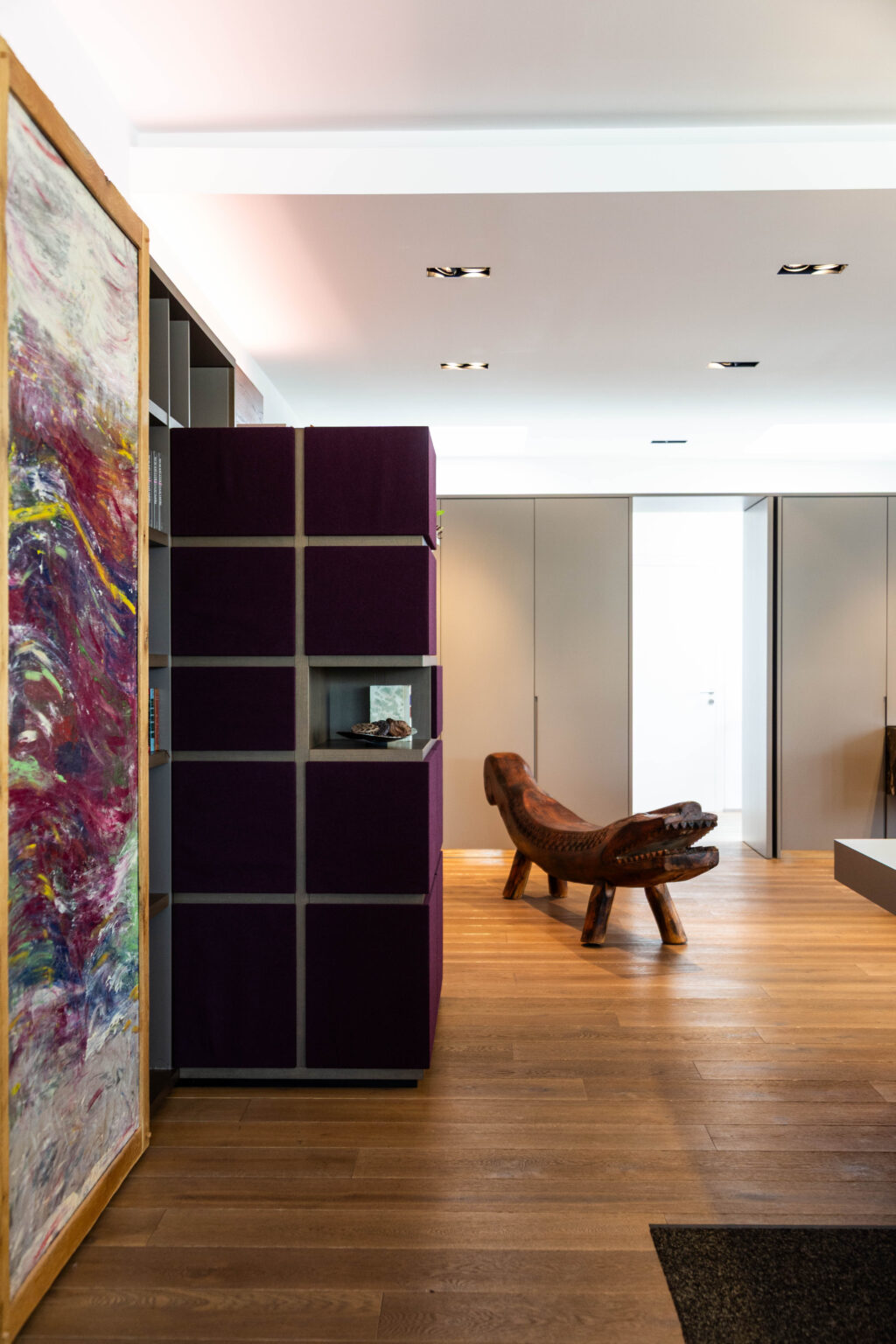 Lila Schrank im Wohnbereich