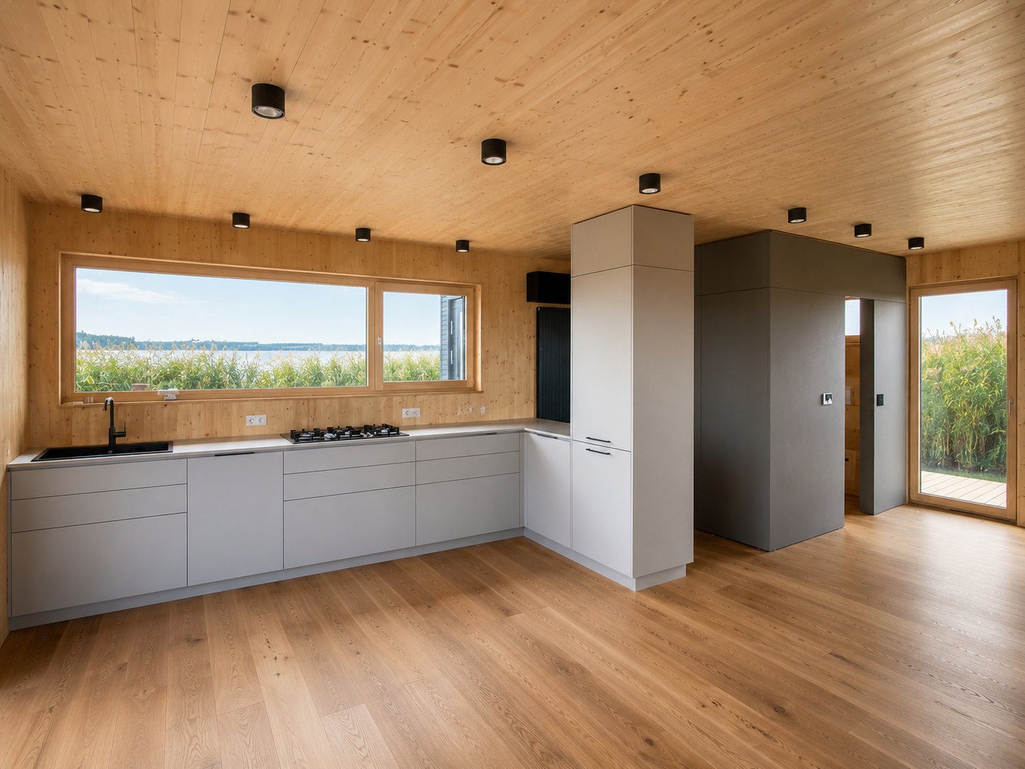 Küche mit Panoramafenster und Holzdecke