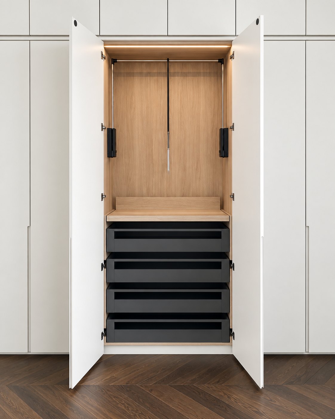Geöffneter Einbauschrank mit Eichen-Innenausstattung und Laden