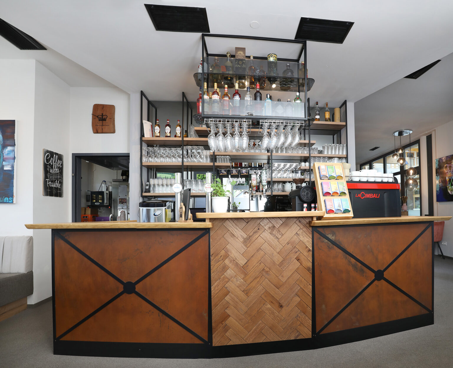 Bartheke aus Holz mit Flaschenregal